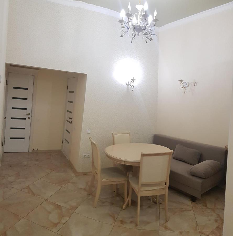 Vip Apartment Na Derebasovskoi Odesa Exterior photo