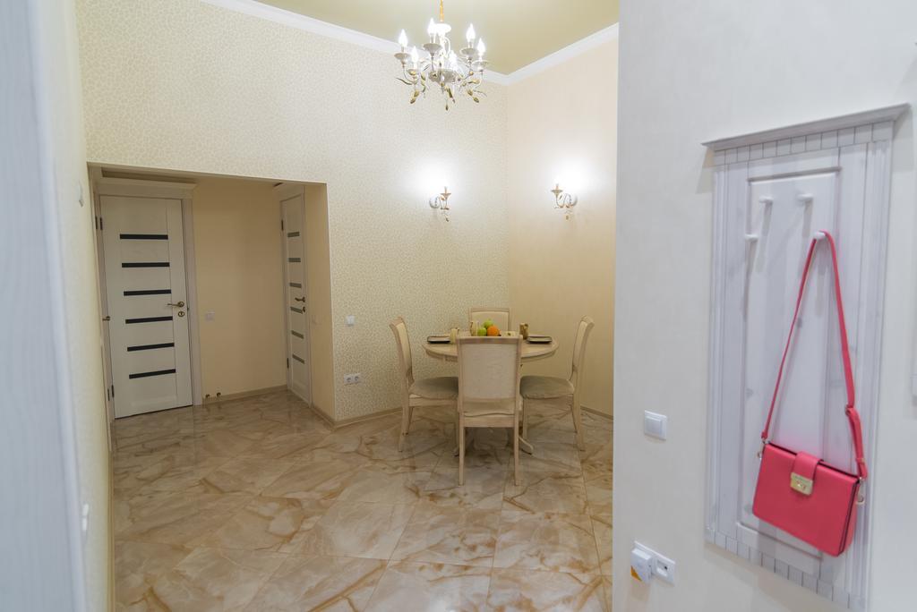 Vip Apartment Na Derebasovskoi Odesa Exterior photo